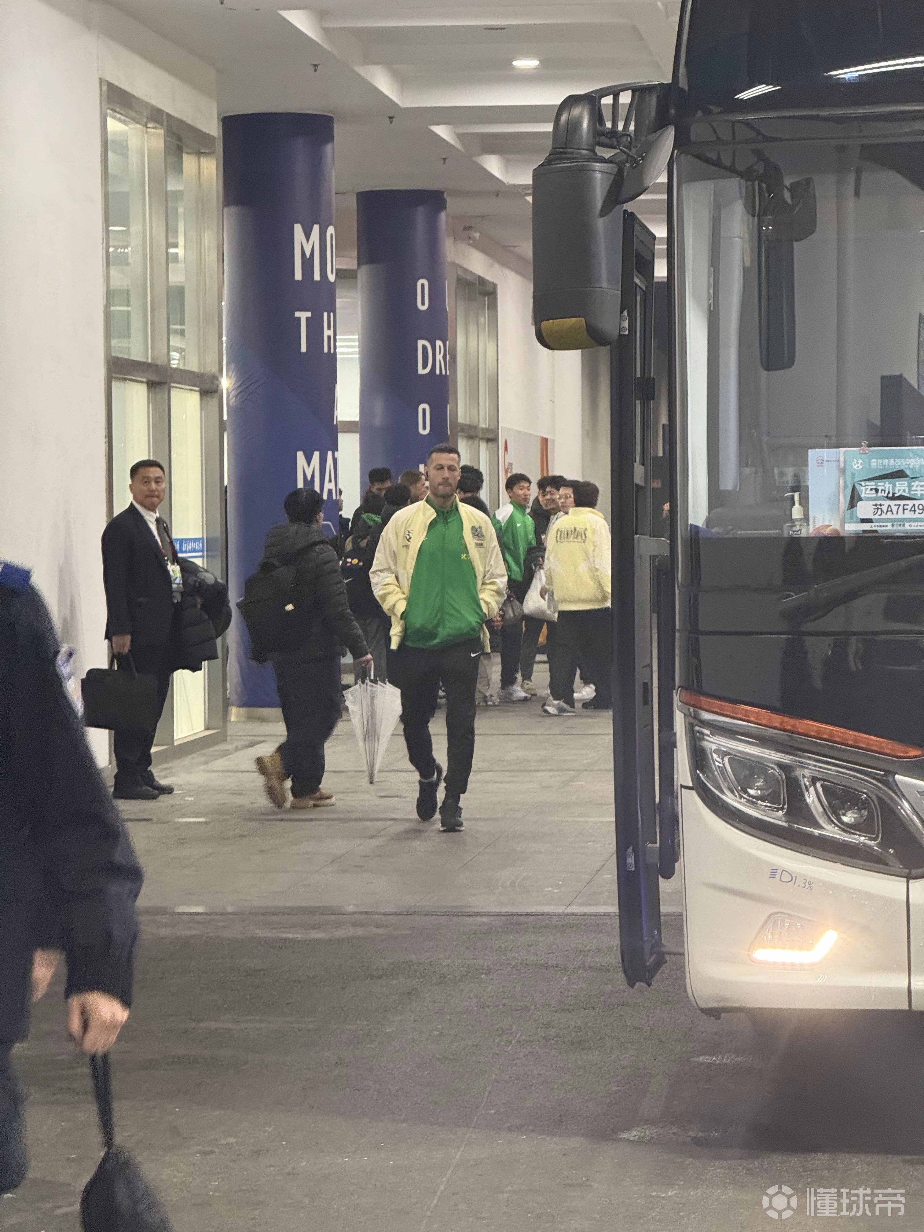 支持球队，未报名超级杯的斯帕伊奇也跟随国安来到南京